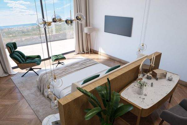 Helles Schlafzimmer mit Balkonzugang und fantastischer Aussicht