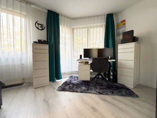 Der Raum bietet genug Platz für eine praktische Arbeitsecke