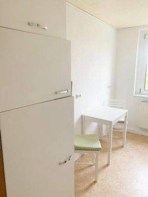 Küche mit Sitzgelegenheit und Kühl- und Gefrierkombination