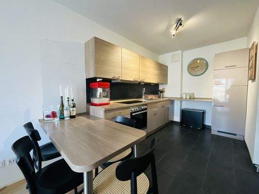 Offene Küche mit Einrichtung