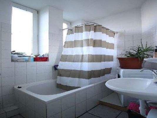 Tageslichtbad mit Wanne