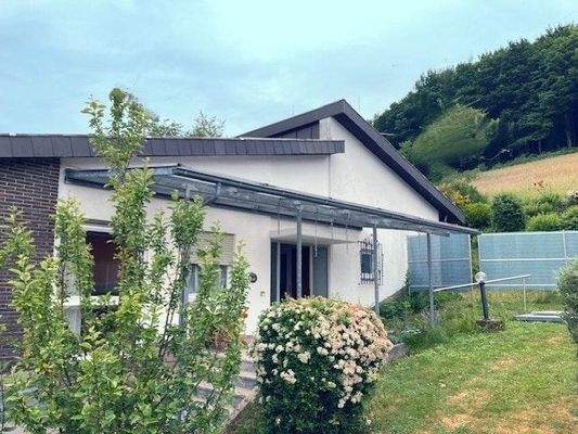 ... sehr schön am Wald gelegen.