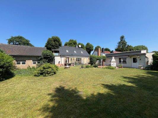 Außenansicht Garage, Nebengebäude und Wohnhaus