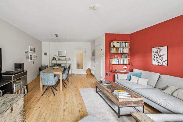 Gemütliches Wohnzimmer mit Zugang zur Terrasse und zum Keller