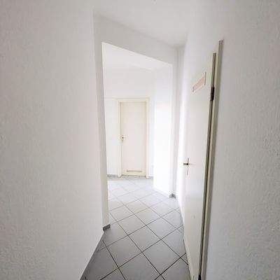 Heller Flur mit Türen