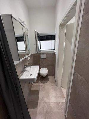 Bad mit Fenster.jpeg