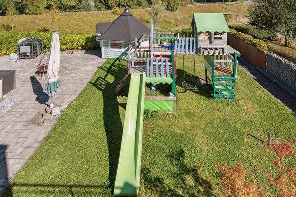 Blick vom Balkon in den Garten