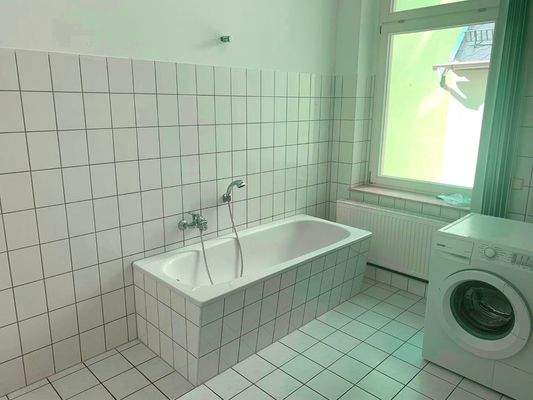 Bad mit Wanne, WC und Waschbecken 2.OG