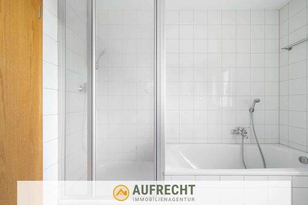 gepflegtes Tageslicht-Badezimmer