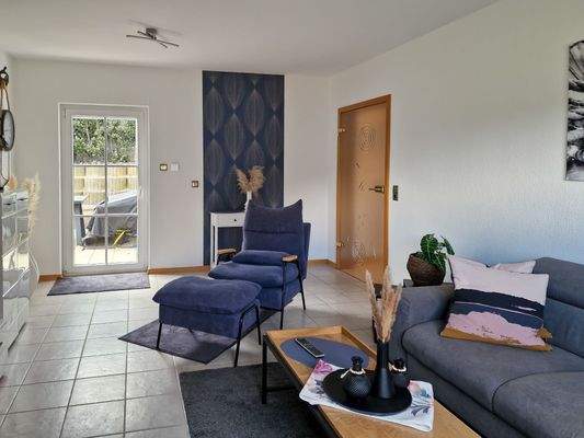 Wohnzimmer mit Blick zur Terrasse im Souterrain