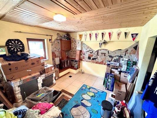 Vielseitig nutzbarer Hobbyraum mit dekorativer Steinwand.jpg