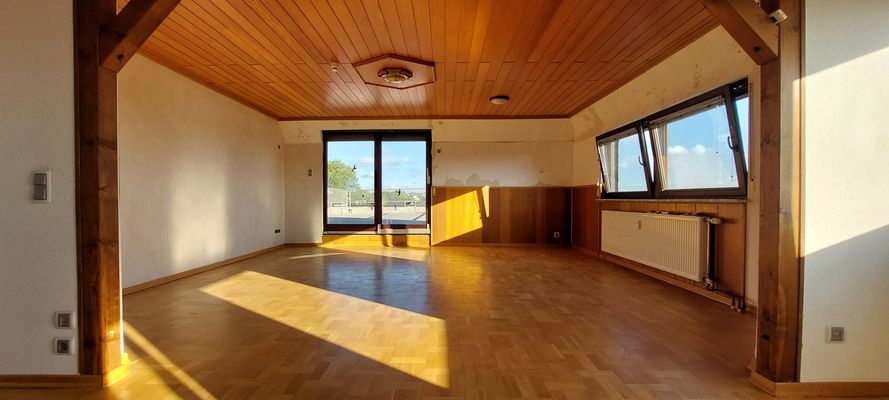 Das großzügige Wohnzimmer