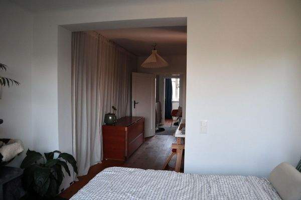 Schlafzimmer Blick ins Büro