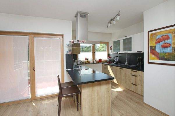 Blick in die offene Küche im Obergeschoss