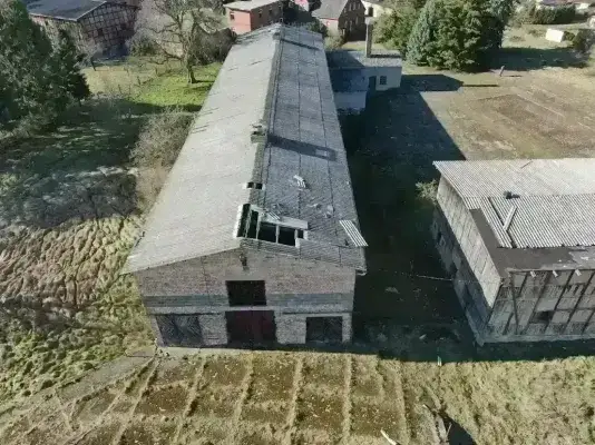 Kühstall von oben, Dachschäden