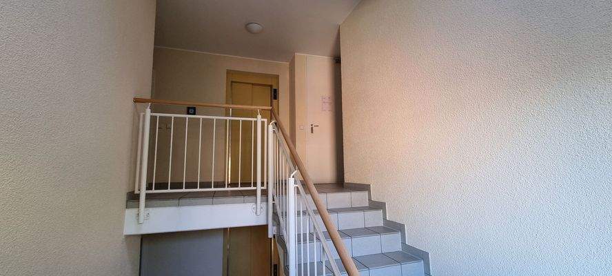 Zugang Dachboden neben Wohnungstür