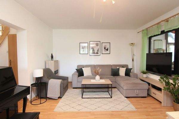 Wohnzimmer mit Zugang zur Terrasse / Garten (KI)