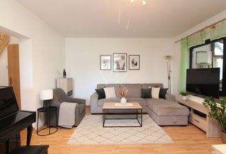 Wohnzimmer mit Zugang zur Terrasse / Garten (KI)