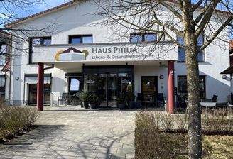 gepflasterter Zugang in den Haupteingang
