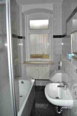 FensterBad mit Urinal und Handtuchheizkörper