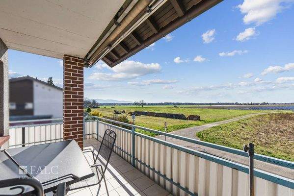 ... mit unverbauter Aussicht