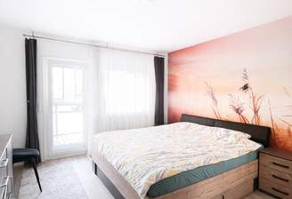 Helles Schlafzimmer mit Loggia-Zugang