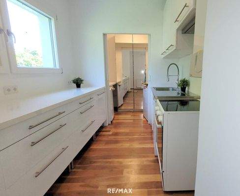 Küche mit Speisekammer