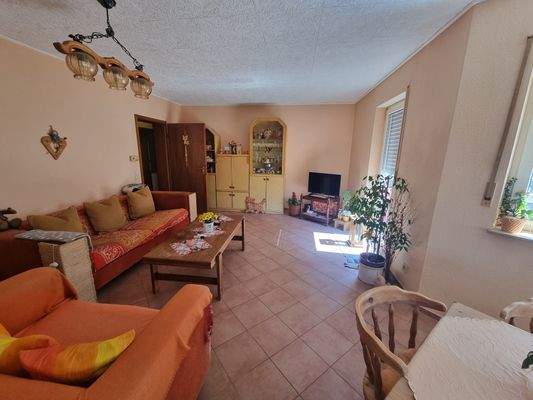 Wohnzimmer mit Zugang zur Terrasse