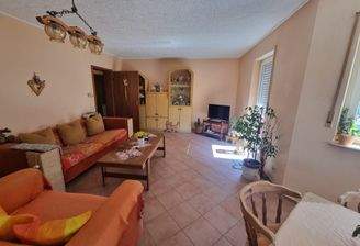 Wohnzimmer mit Zugang zur Terrasse