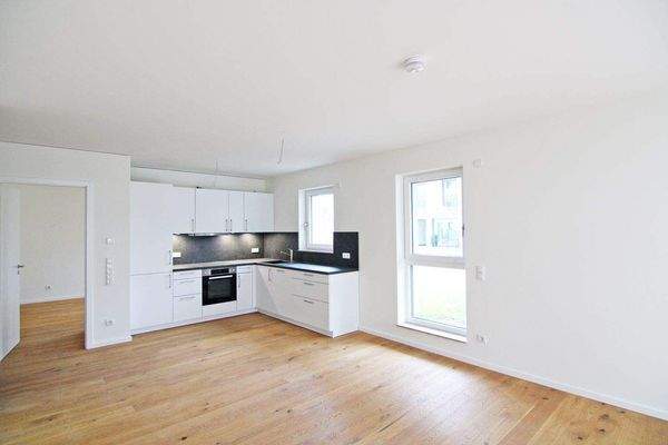 Geräumiges Wohnzimmer mit Terrasse