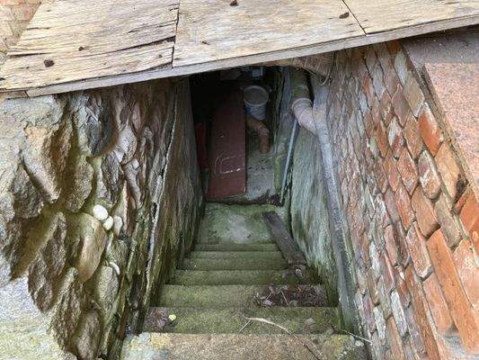 Kellertreppe vom Hof aus