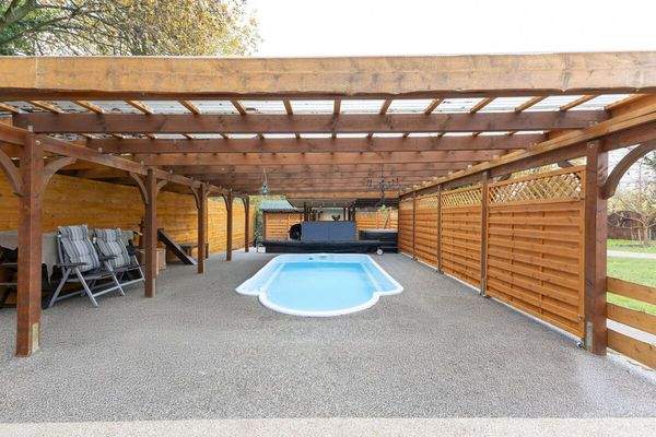 Überdachter Outdoorpool