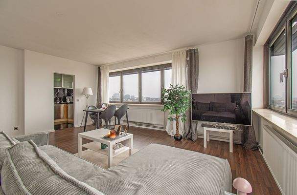 Über den Dächern-schöner Wohnbereich mit Blick in die Küche.jpg