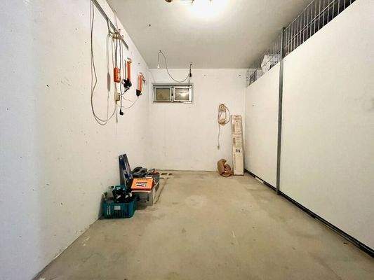 Keller mit Strom und Licht