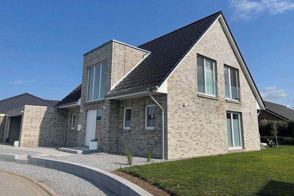 Haus mit Giebel (Flachdach)