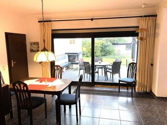 Blick vom Eßbereich auf die Terrasse