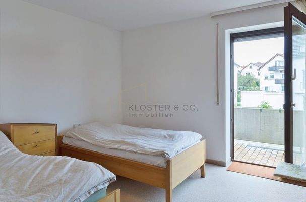 Helles Kinderzimmer mit Balkon