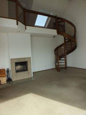 Wohnzimmer mit Kamin und Galerie