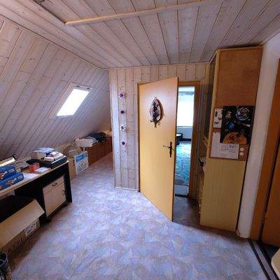 Dachzimmer mit Schreibtisch