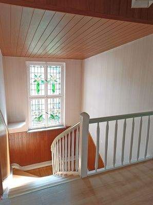 Treppenhaus mit Jugendstilfenster