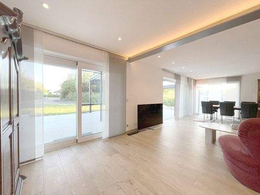 Große Fensterfronten rundum den Wohnzimmerbereich im EG