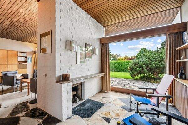 Wohnzimmer mit Terrassen- und Gartenzugang