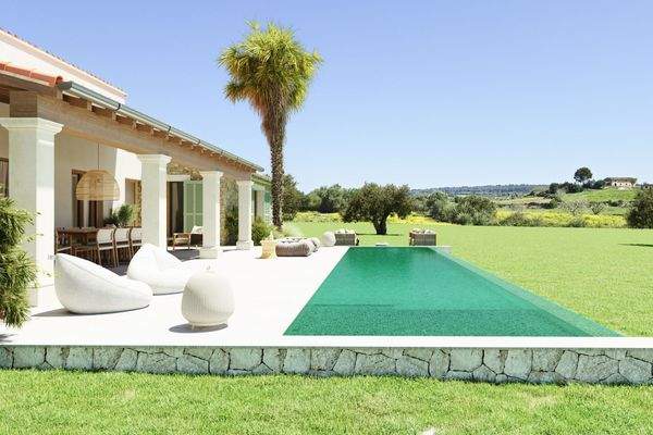 Pool in einer herrlichen Landschaft