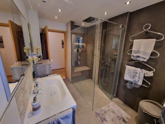 Tageslicht helles, modernisiertes  Bad 