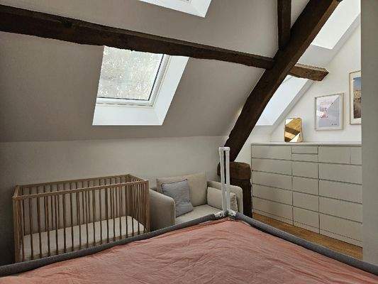 Schafzimmer mit alten Dachstuhl