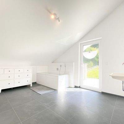 Bad im Obergeschoß mit Badewanne