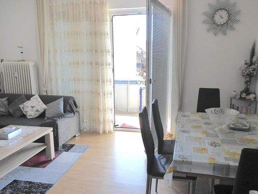 Wohnzimmer mit Ausgang Balkon