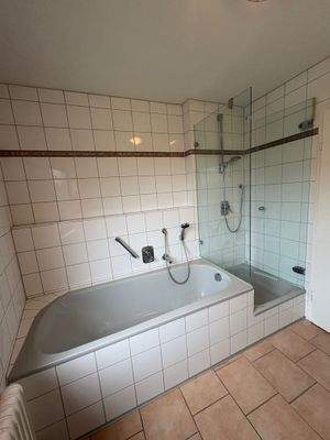 Bad mit Dusche und Badewanne