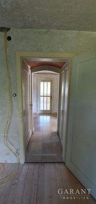 Blick vom Zimmer im EG in den Flur/Eingangsbereich