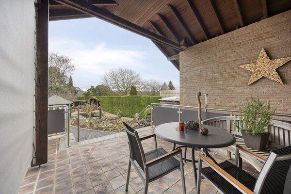 Terrasse mit Überdachung am Esszimmer